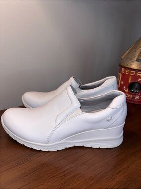 Nurse Mate Women’s White Slip-On Wedge Comfort Physician Nurse shoes size 10